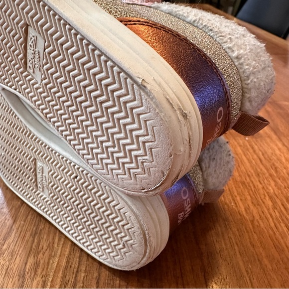 OshKosh Metallic Gold High Top Sneakers Glitter Faux Fur Trim. Size Girl… - Picture 12 of 16